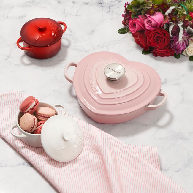 Le Creuset Cast Iron Classic Shallow Heart Casserole with Stainless Steel Heart Knob 20cm Shell Pink image number 5